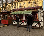 auch die "Soziale Hütte" mit wechselnder Belegung gibt es wieder auf dem Sendlinger Weihnachtsmarkt am Harras (©Foto. Martin Schmitz)